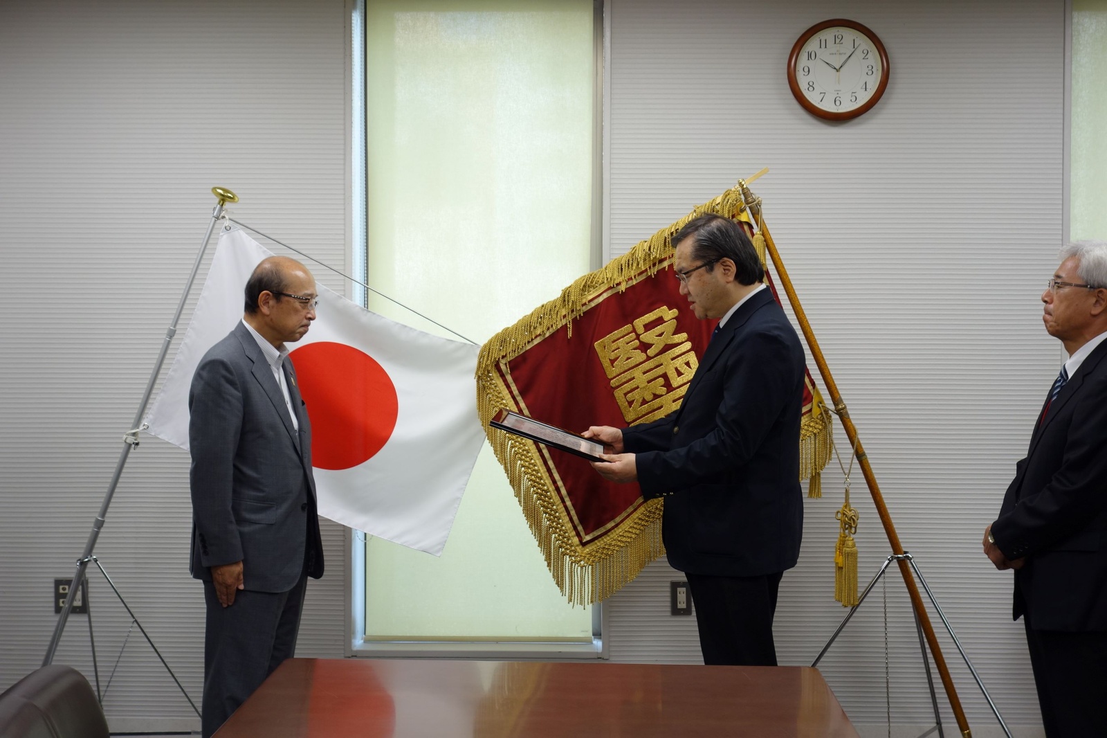 山下理事長から感謝状贈呈