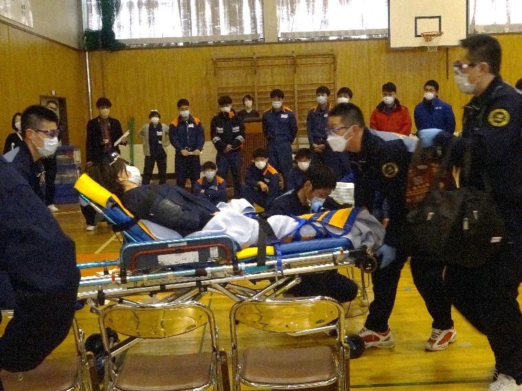 デモンストレーション：　現場到着～救急車への搬送