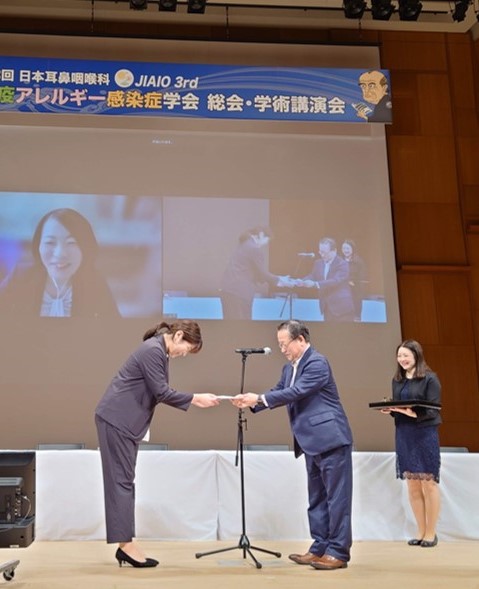 表彰の様子　代理　谷向由佳大学院生