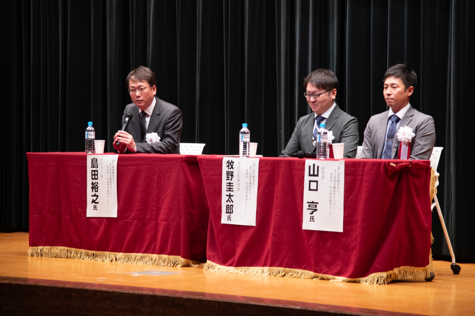 本学卒業者である牧野研究員、山口研究員に対する思いを語る島田氏