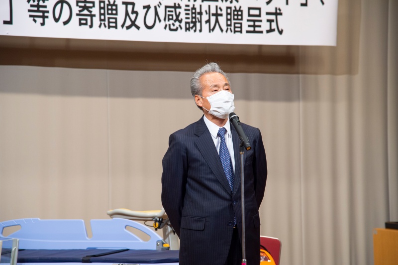 新和様からの寄贈式の様子