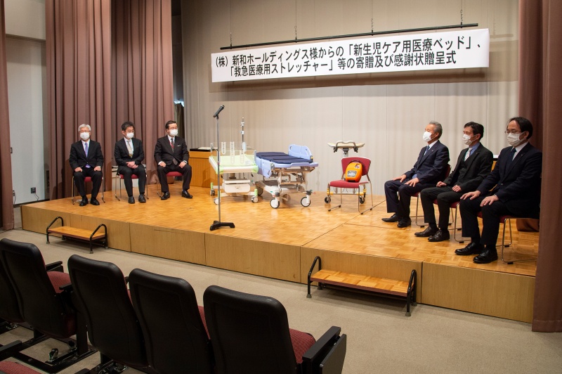 新和様からの寄贈式の様子