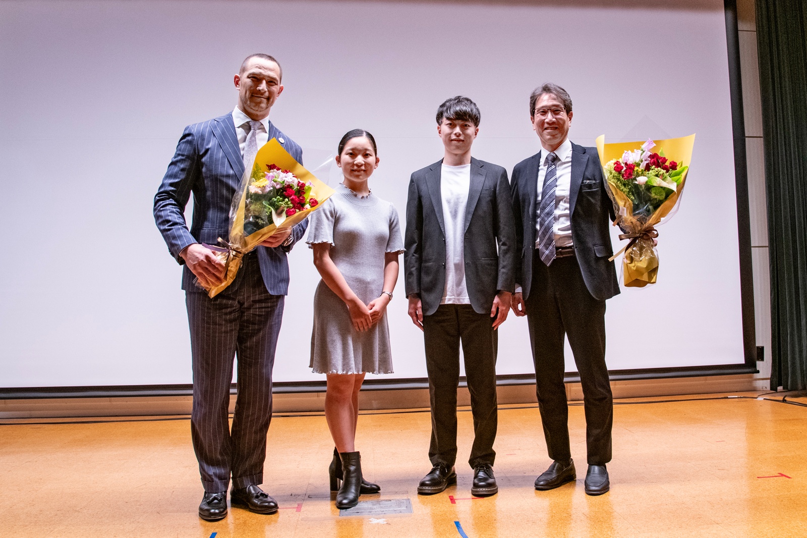 学生による花束贈呈