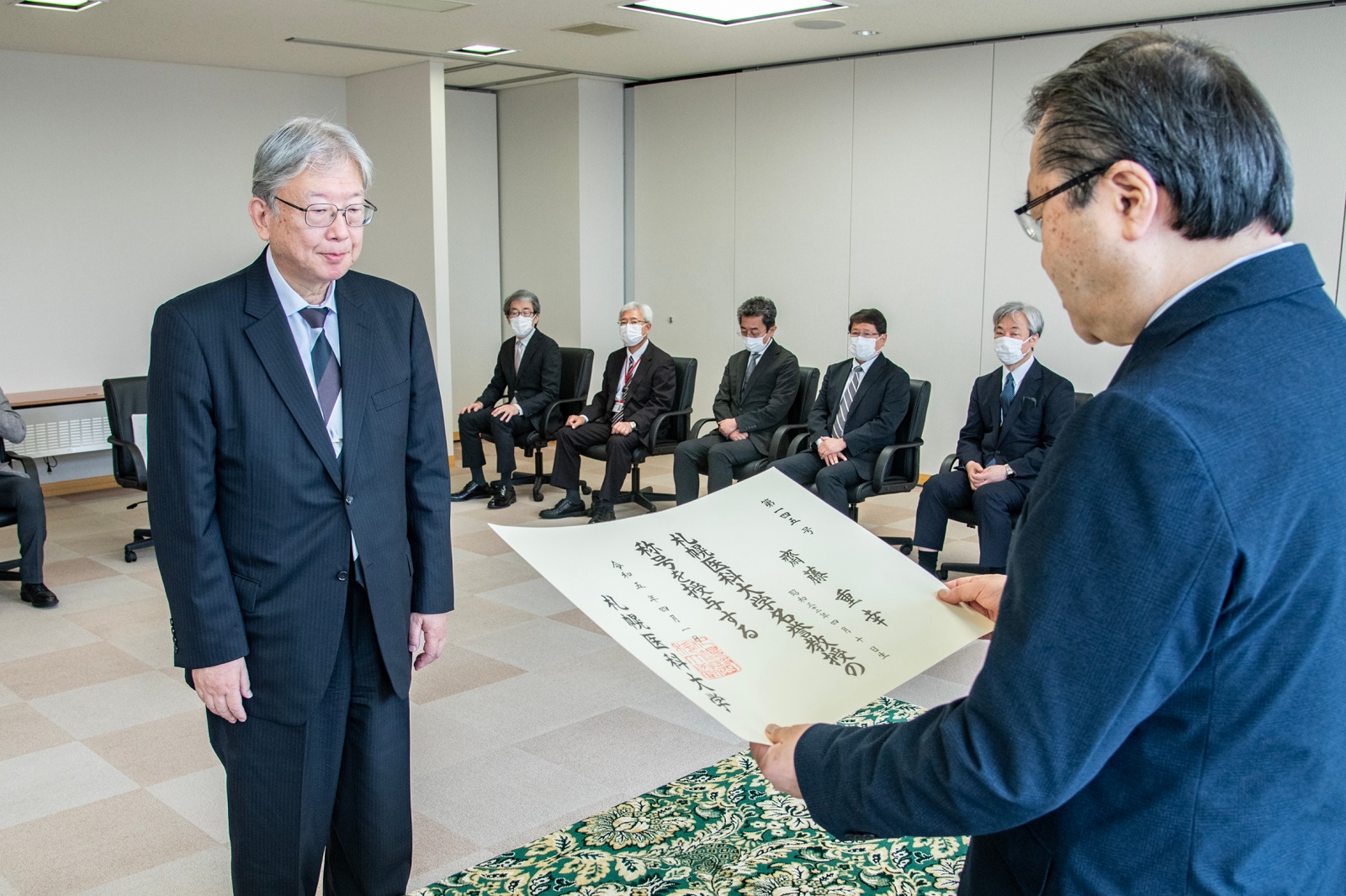 証書授与の様子（齋藤名誉教授）