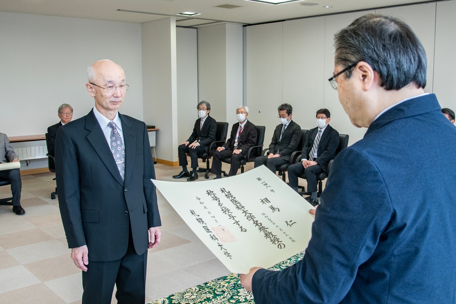 証書授与の様子（相馬名誉教授）