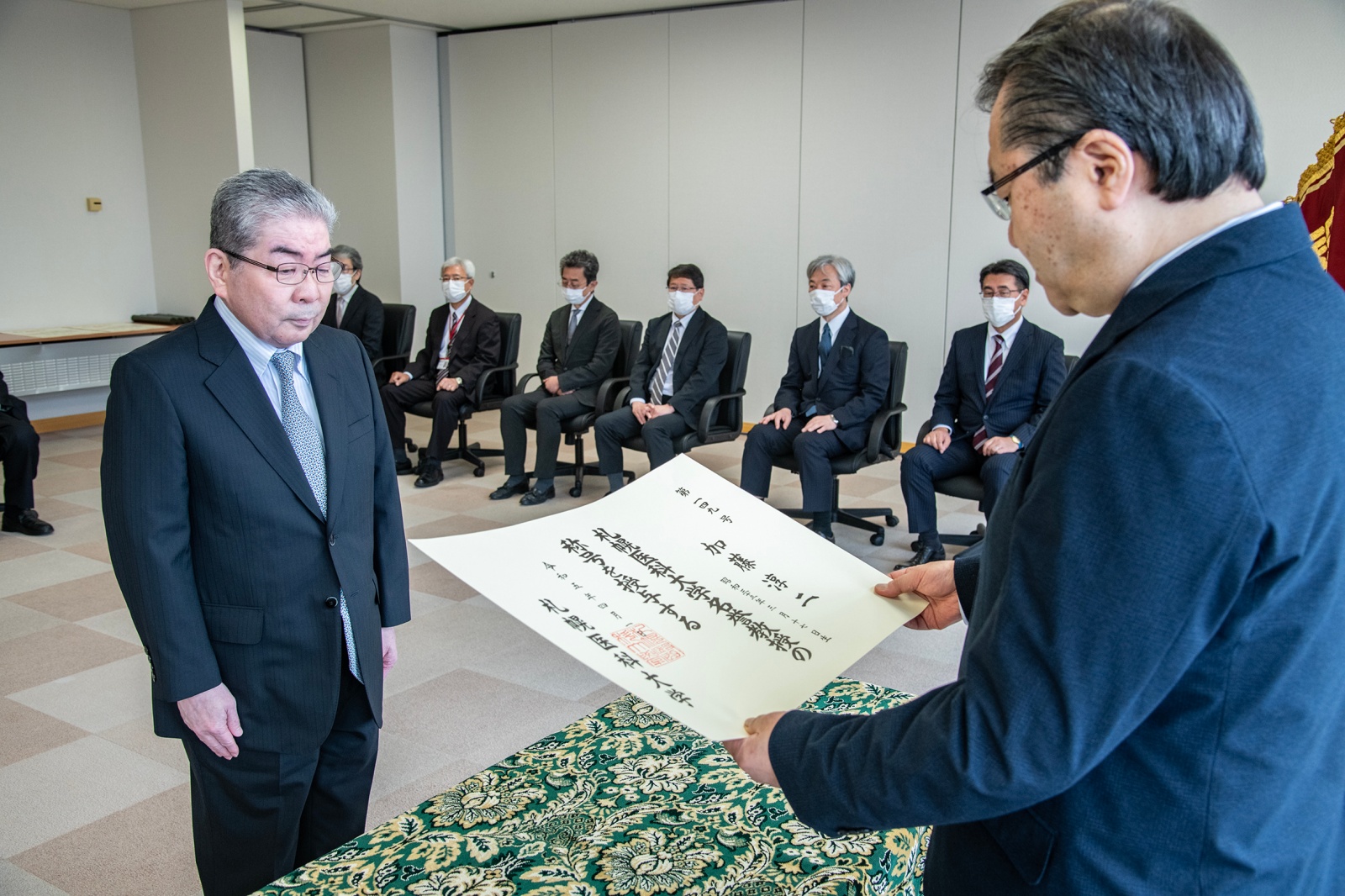 証書授与の様子（加藤名誉教授）