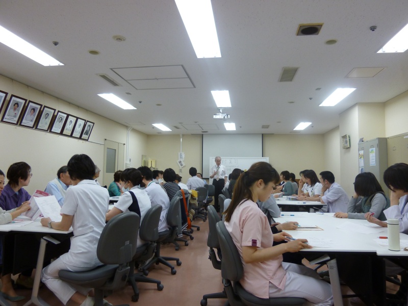 次回の案内をする様子