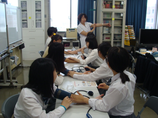 大学見学学習　　血圧計を使った演習