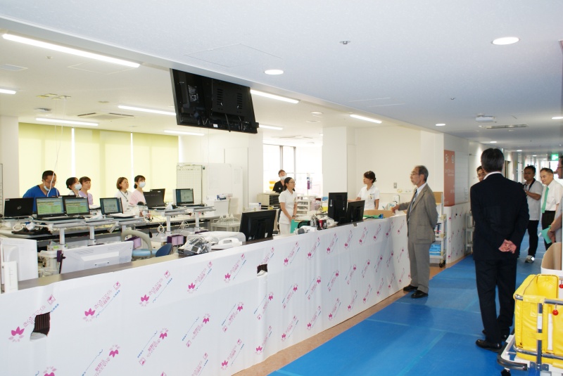 配属職員を激励する塚本理事長