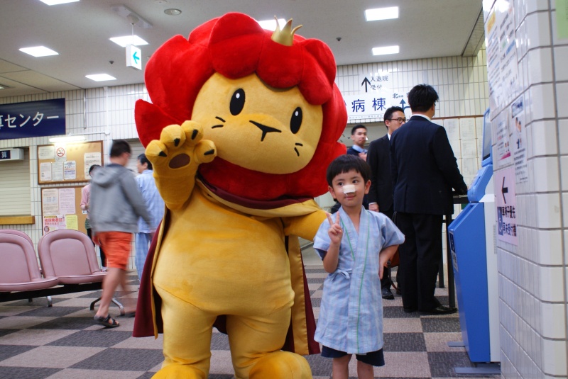 株式会社新和ホールディングス様の公式キャラクター はっぴーくんと記念写真