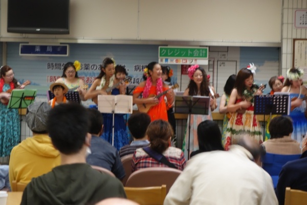 ウクレレ演奏と歌