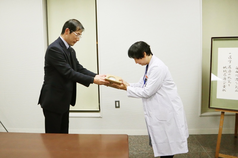 中央左：マツダ財団　井上事務局長代理、中央右：公衆衛生学講座　大浦助教