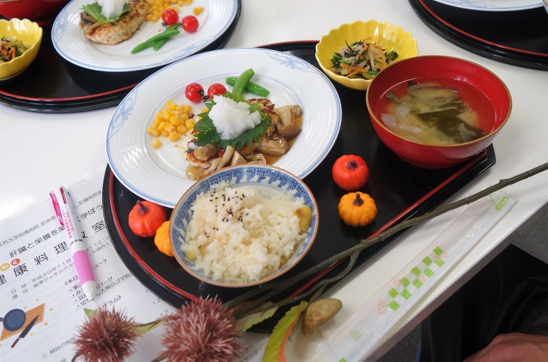 本日のメニュー（栗ごはん・みそ汁・豆腐ハンバーグ・切り干し大根のゴマ和え）