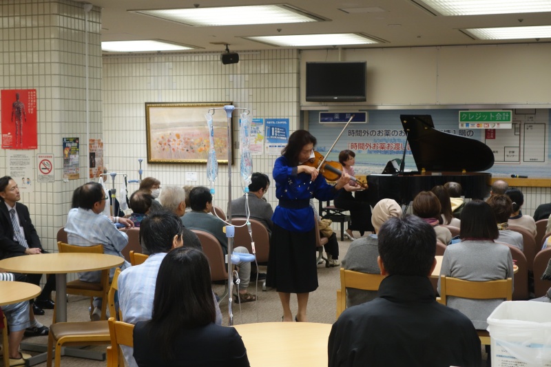 会場の真ん中で演奏する大平さん