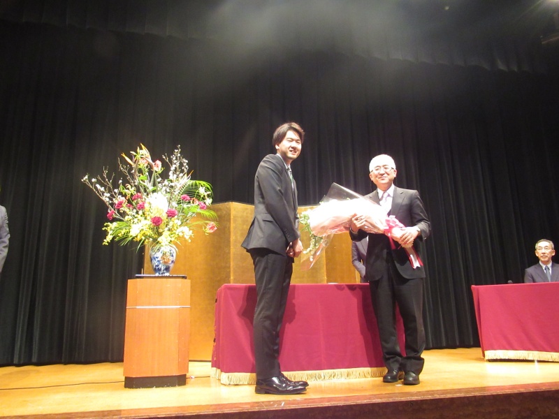 学生からの花束贈呈