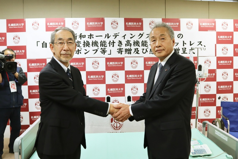 新和様からの寄贈式の様子