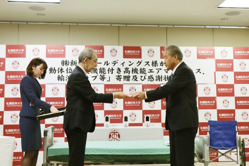 新和様からの寄贈式の様子