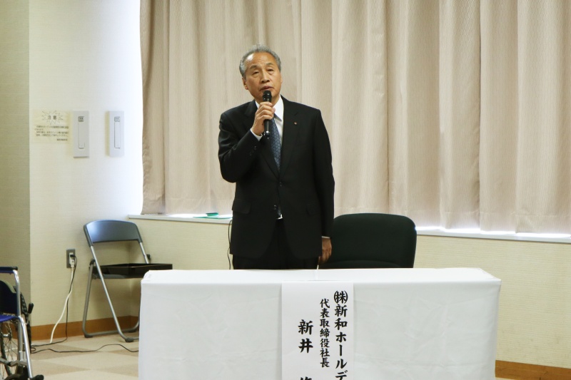 新和様からの寄贈式の様子