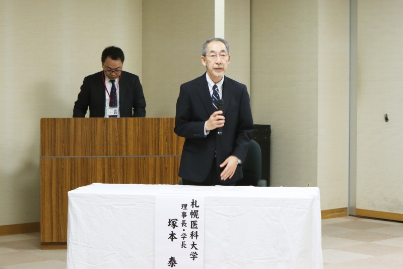 新和様からの寄贈式の様子