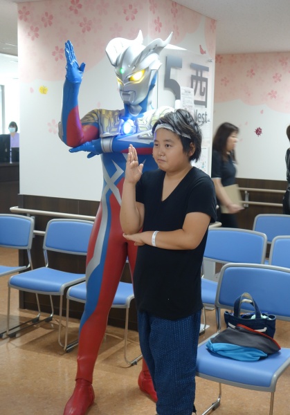 光線ポーズで写真撮影