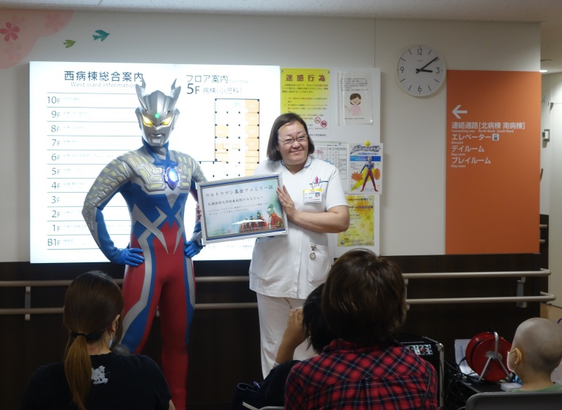 ファミリー証を受け取る菅原看護部副部長