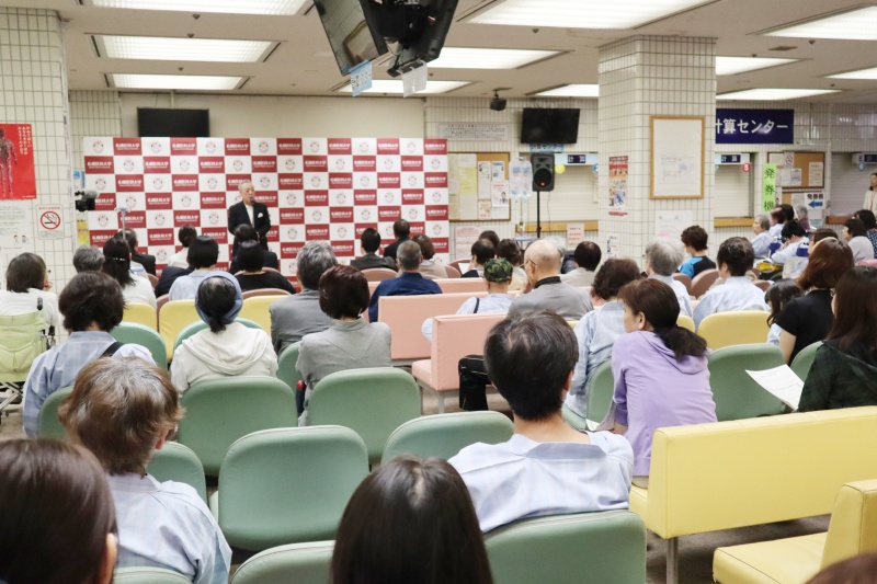 病院ロビーには多くの患者さんが集まりました