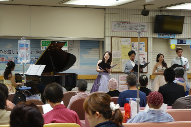 7曲目、来場者と共に歌う「愛燦燦」