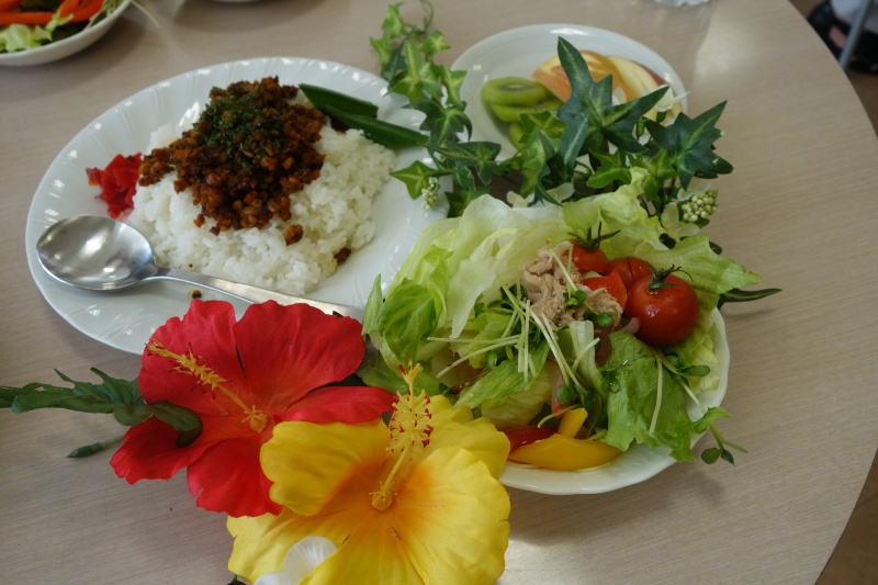 完成品【サラダ豆のドライカレー・初夏のカラフルサラダ・フルーツ盛り合わせ】