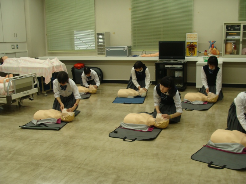 シュミレーターを使用した人工呼吸の演習