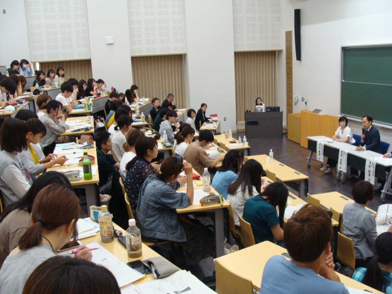 パネルディスカッションに聞き入る学生達の様子