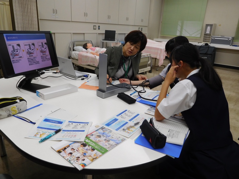 大学見学学習　血圧測定の演習