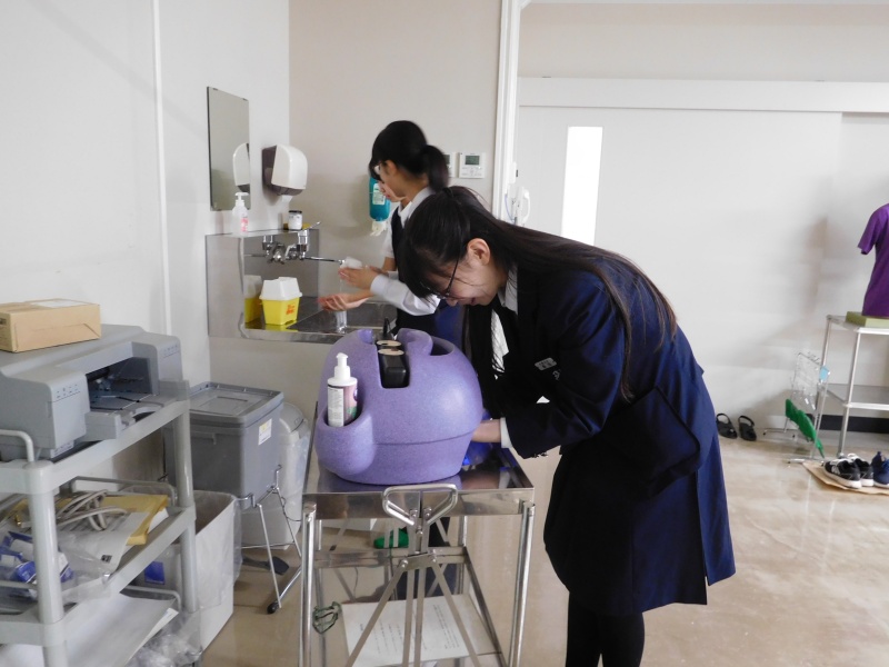 大学見学学習　グリッターバグを用いた手洗い演習