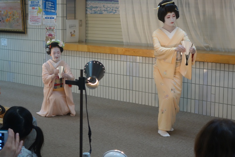 芸妓さんによる舞の様子②