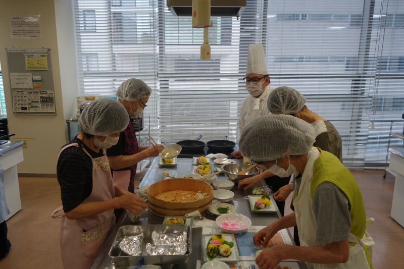 手まり寿司を握る工程。ほんのひと手間で彩りよく仕上がる。