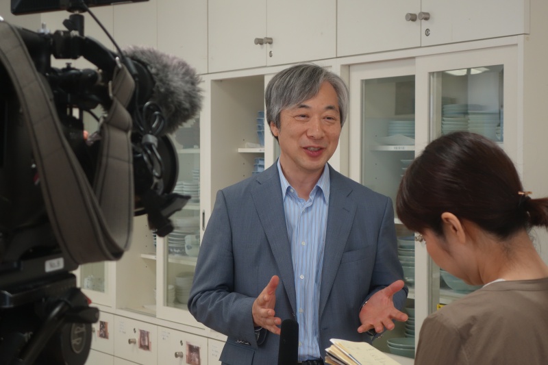 テレビ局の取材に応じる 産婦人科学講座 齋藤　豪教授（栄養管理センター長）