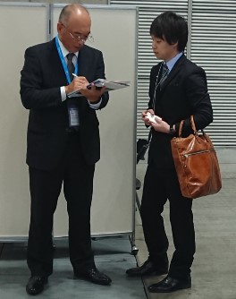 製薬企業からの質問を受ける佐藤助教