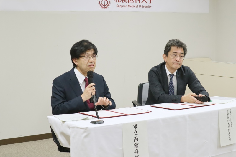 調印式の様子