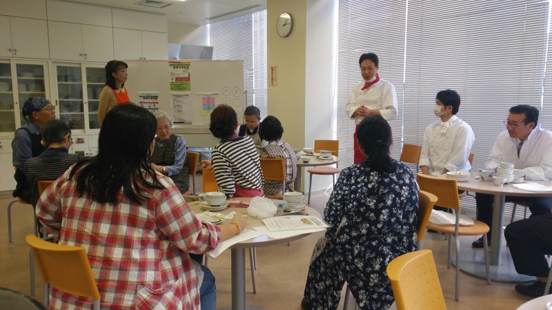 質問コーナー：調味料について説明する調理師