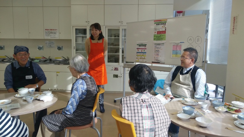 質問コーナー：参加者からのたくさんの質問・相談に応じる 荒川管理栄養士（附属病院栄養管理センター）