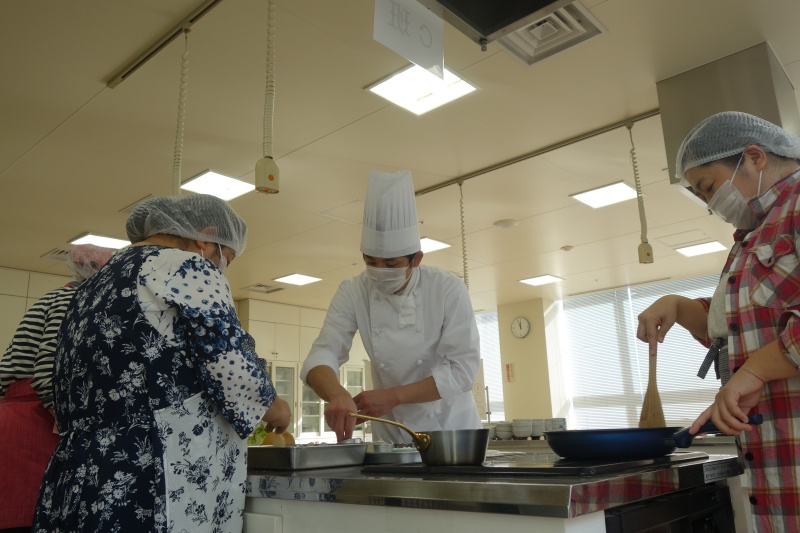 調理実習の様子　講師：石川シェフ（北日本フードサービス）