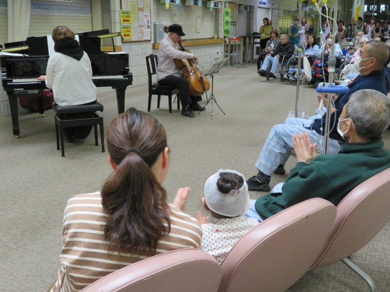 大人も子どもも手拍子で演奏を楽しみました