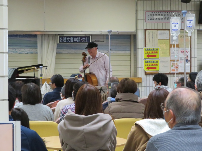 大きな拍手に笑顔で応える土田英順氏