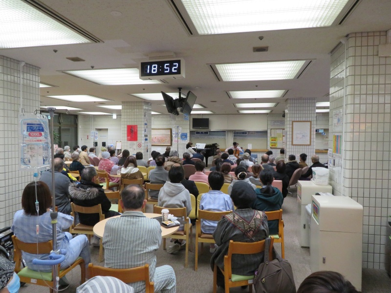約200名の患者さんやご家族、職員がロビーに集まりました