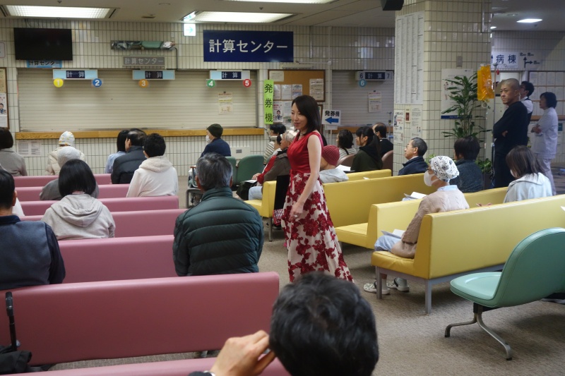 患者さんの間を回りながら歌う様子