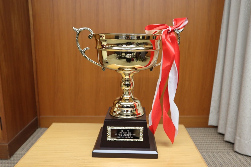 優勝トロフィー