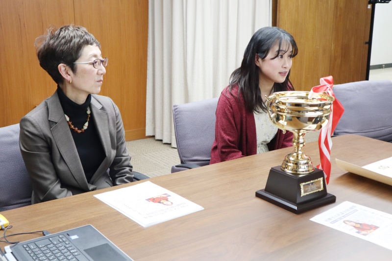 受賞報告・懇談の様子