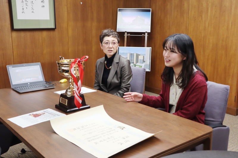受賞報告・懇談の様子