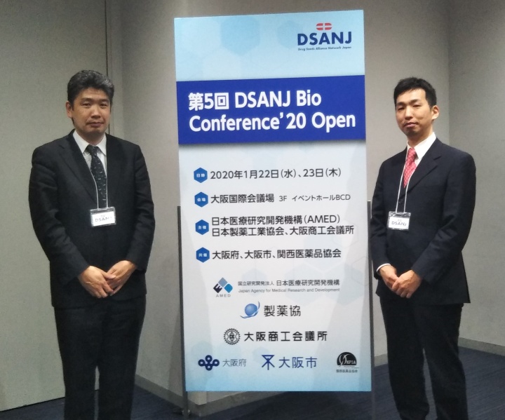 (右）医学部附属フロンティア医学研究所組織再生学部門　谷水直樹准教授　　　　　　　　　　　　　　　（左）附属産学・地域連携センター板垣特任准教授