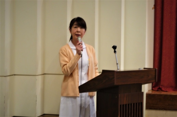 開会の挨拶をする萩原看護部長（患者サービス向上委員会委員長）