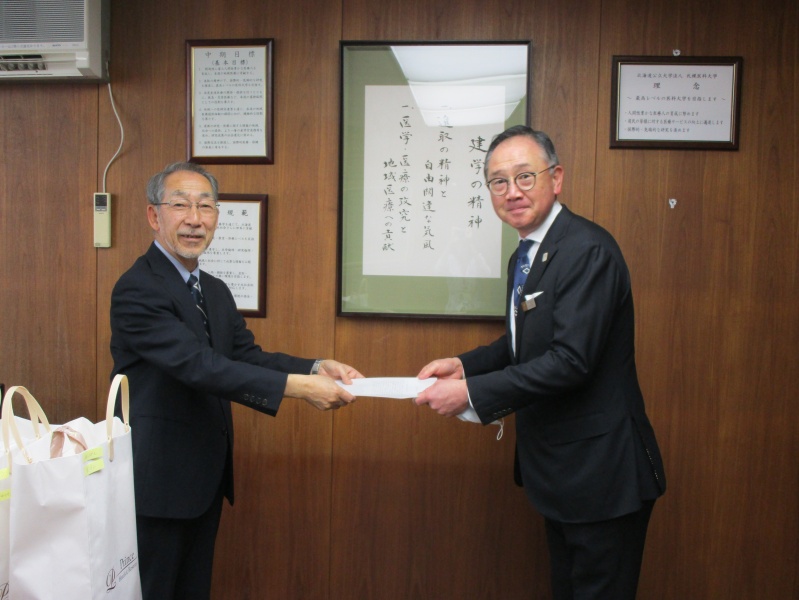 企業さんからの寄付を受け取る学長